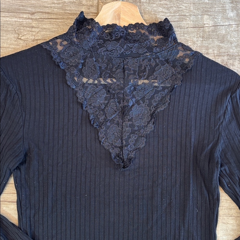 Zuiki Mock Turtleneck With Lace Detailing And Matching Lace Cuffs - Picture 2 of 3